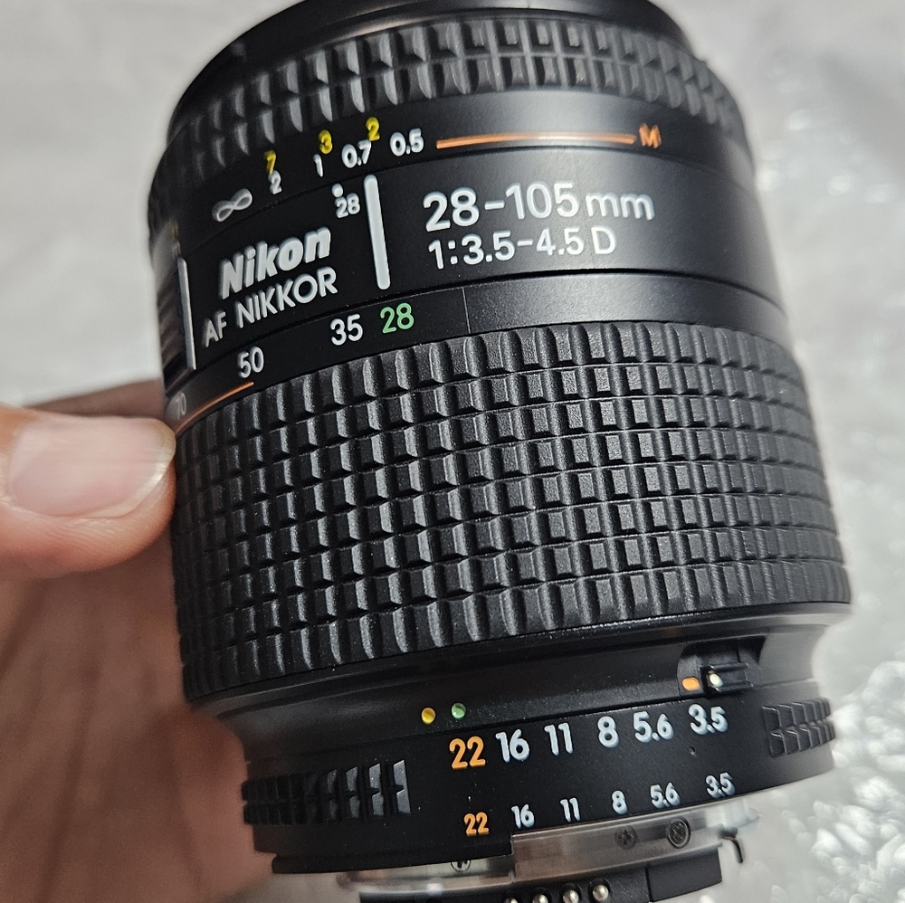 Nikon 28-105mm f3.5-4.5 af-d, with Macro function, US model. MINT condition